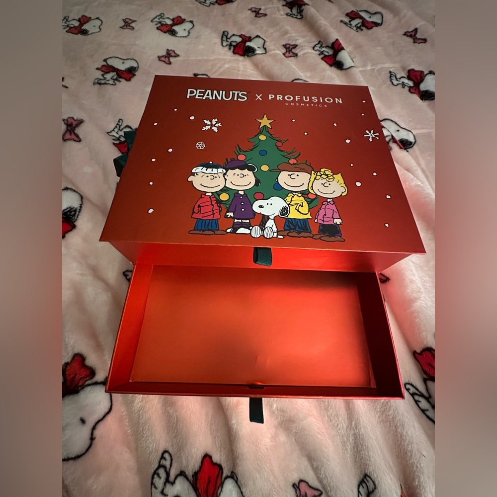 Profusion Cosmetics Peanuts Festive Box - Picture 4 of 7